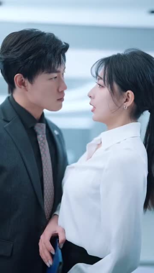 她与鸢尾同绽（31集）男主角是谁