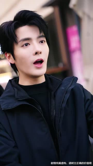 丑小鸭路人甲哥哥们抱她回家（76集） 最新火爆短剧