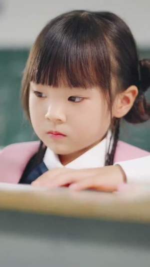 萌宝来袭，爹地让我当团宠（80集）热门短剧来袭