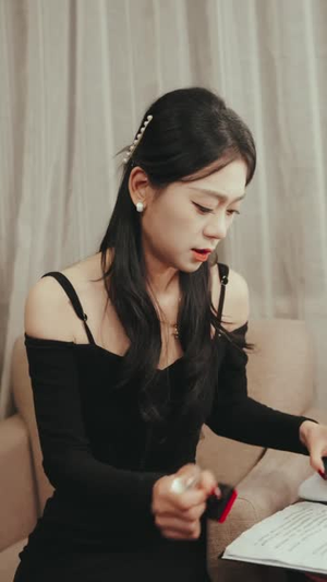 穿越短剧，我靠美女续命（98集）最新上映免费看